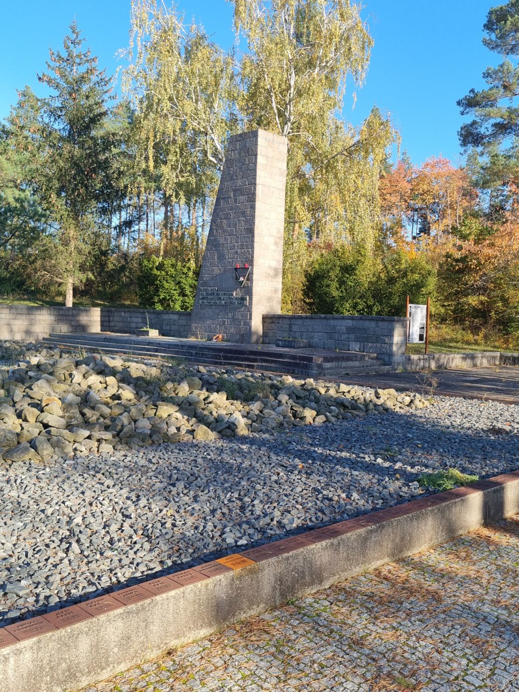 Mahnmal am Rande der Massengräber, 2024. Foto: Gero Fedtke