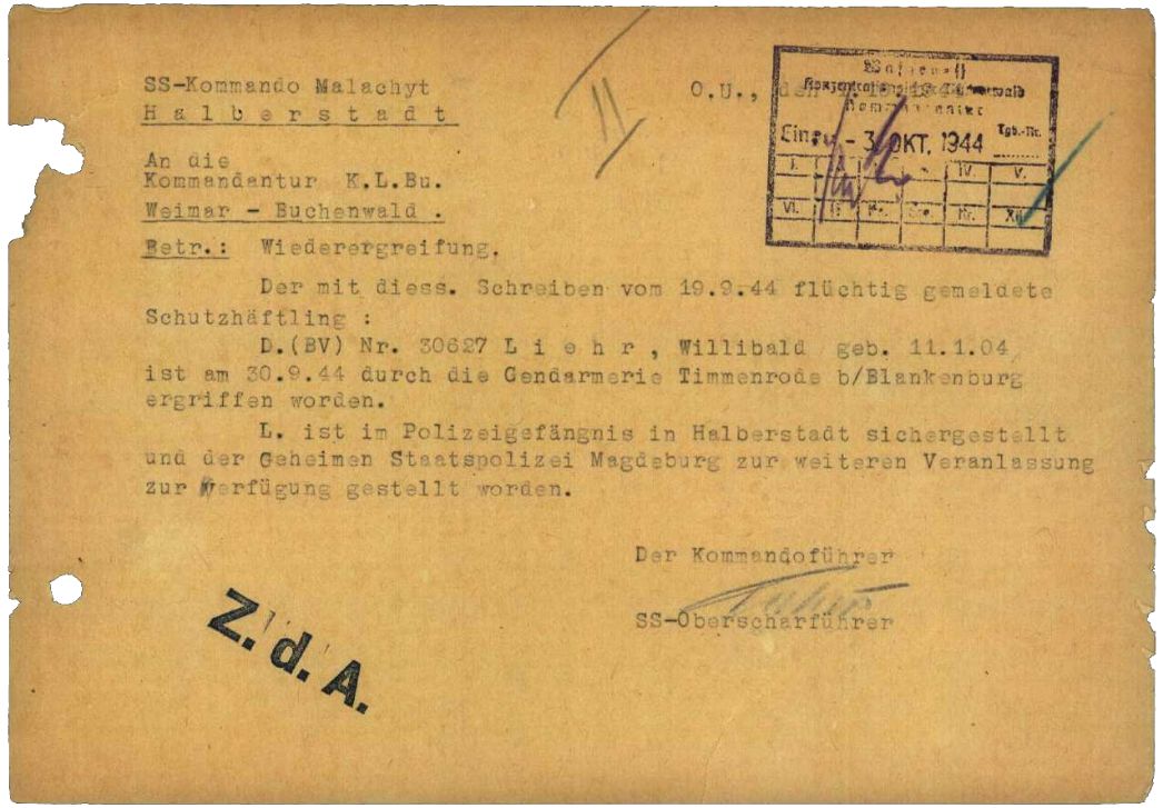 Schreiben des Kommandoführers Tscheu an die Lagerkommandantur Buchenwald, 1. Oktober 1944. Er meldete die Festnahme des deutschen Häftlings Willibald Liehr durch die Gendarmerie in Timmenroda, rund 20 Kilometer vom Lager entfernt. Der Vierzigjährige, der elf Tage zuvor geflohen war, wurde an die Gestapo Magdeburg übergeben und am 19. Oktober 1945 hingerichtet.