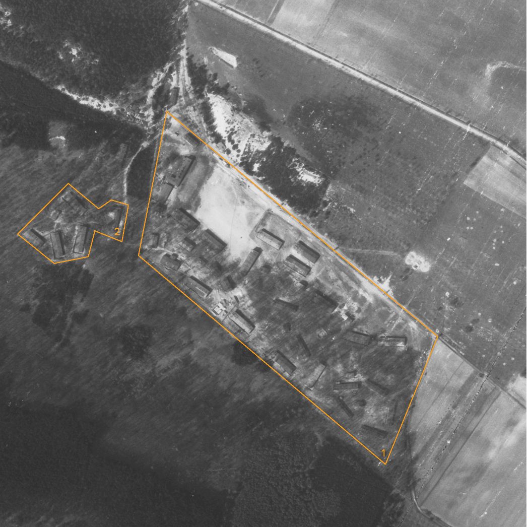 Vergrößerter Ausschnitt der Aufnahme der alliierten Luftaufklärung vom 10. April 1945. Markiert sind das Häftlingslager (1) und der Bereich der SS-Wachmannschaft (2).