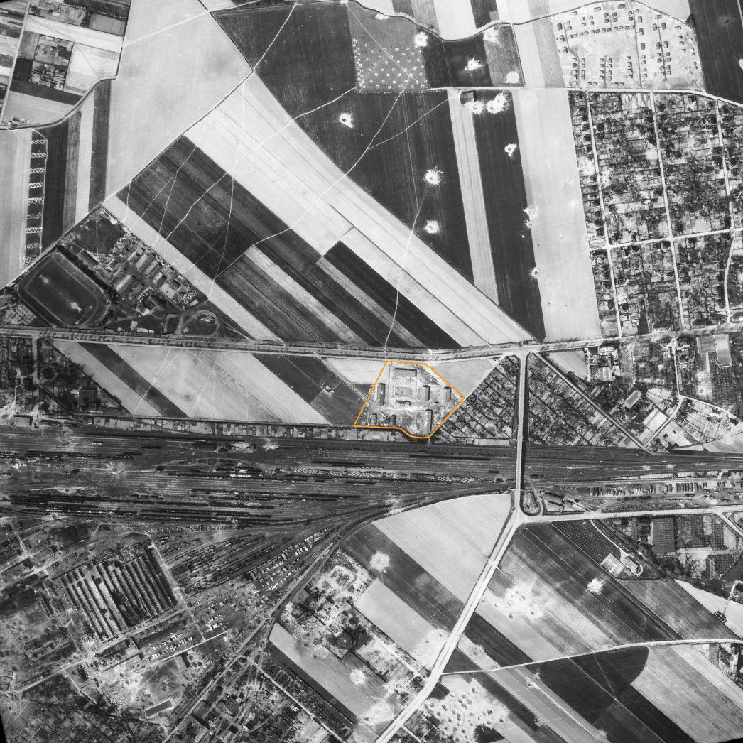 Der Stadtteil Engelsdorf im Osten Leipzigs. Aufnahme der alliierten Luftaufklärung, 17. April 1945. Markiert ist das Barackenlager des KZ-Außenlagers.