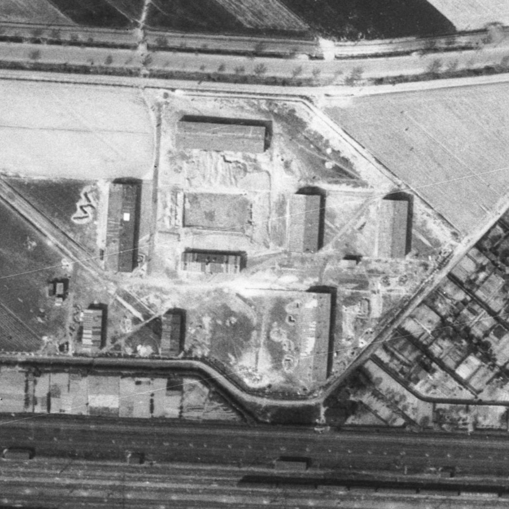 Die Baracken des KZ-Außenlagers. Vergrößerter Ausschnitt der Aufnahme der alliierten Luftaufklärung vom 17. April 1945. Im unteren Bereich sind die Bahngleise des Rangierbahnhofs zu erkennen.