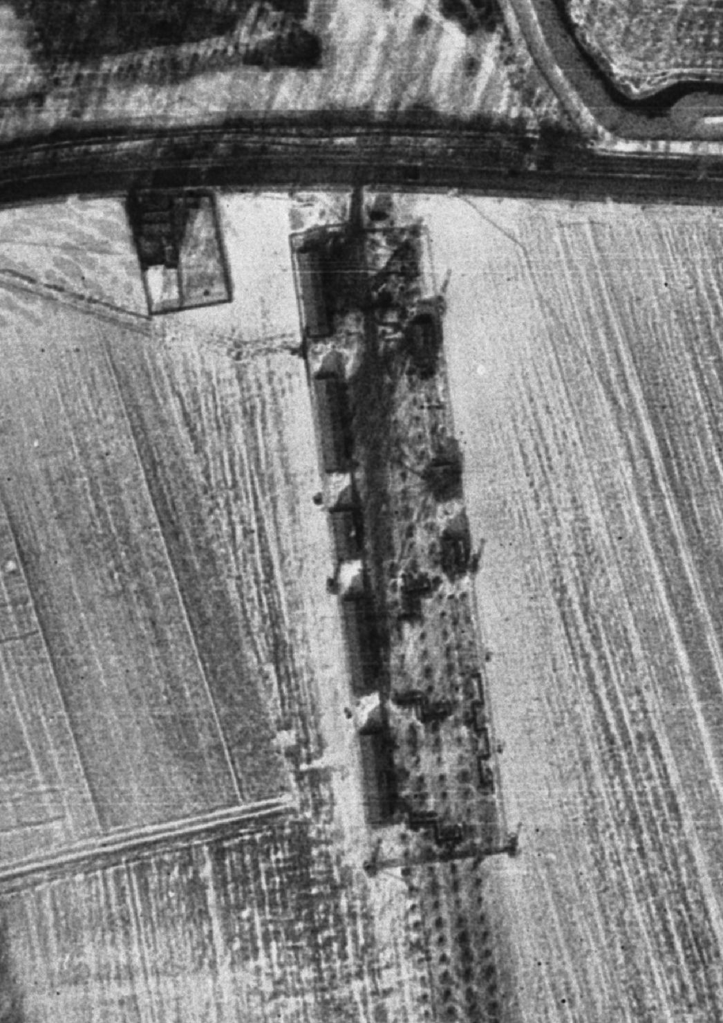 Das Barackenlager für die Frauen des KZ Buchenwald. Vergrößerter Ausschnitt der Aufnahme der alliierten Luftaufklärung vom 6. Januar 1945.