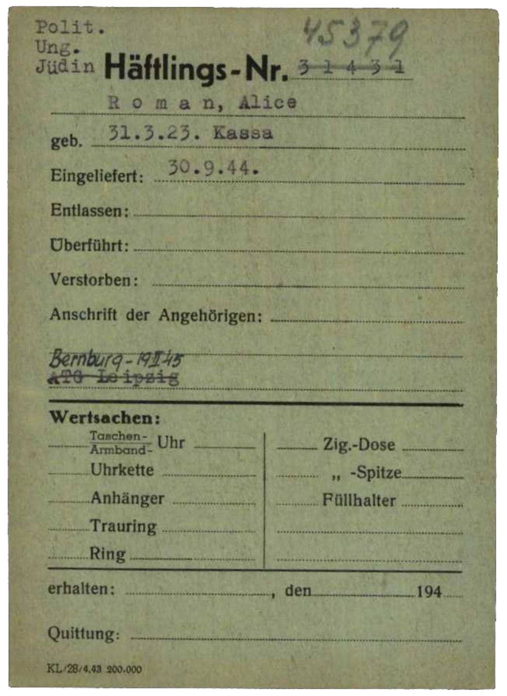 Häftlingsnummernkarte des KZ Buchenwald für Alice Roman aus Kassa, dem heutigen Košice in der Slowakei, 1944. Über die Lager in Auschwitz, Riga und Stutthof kam sie mit 21 Jahren nach Leipzig-Schönau (auf der Karte als ATG Leipzig vermerkt). Sie gehörte zu der Gruppe Frauen, die am 19. Februar 1945 nach Leau (hier als Bernburg bezeichnet) überstellt wurde. Sie überlebte.
