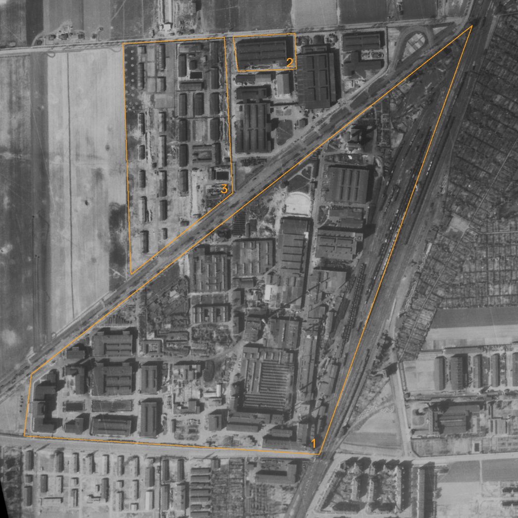 Vergrößerter Ausschnitt der Aufnahme der alliierten Luftaufklärung vom 10. April 1945. Zu sehen sind das Werksgelände des HASAG-Areals (1), das als Unterkunft für die weiblichen Häftlinge genutzte Fabrikgebäude (2) sowie das angrenzende Barackenlager (3), wo weitere Frauen und vermutlich auch die männlichen Häftlinge untergebracht waren.