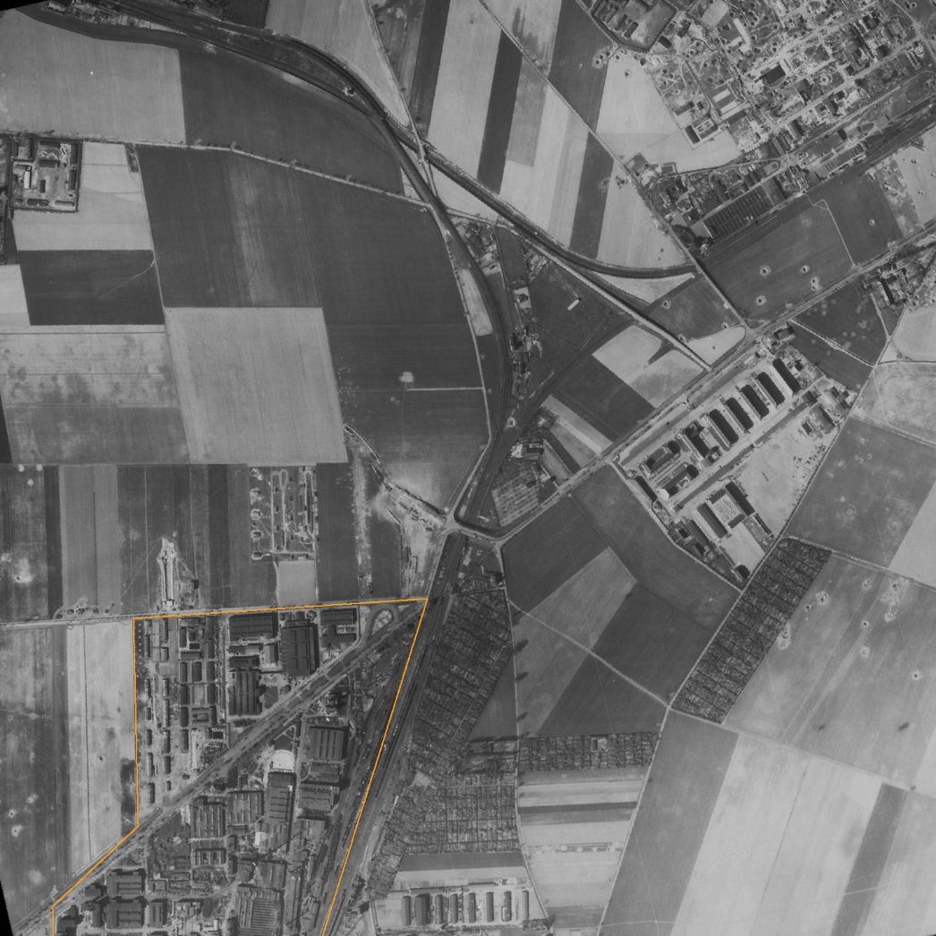 Stadtteil Schönefeld im Osten Leipzigs. Aufnahme der alliierten Luftaufklärung, 10. April 1945. Das Werksgelände der HASAG und das Barackenlager befinden sich unten links.