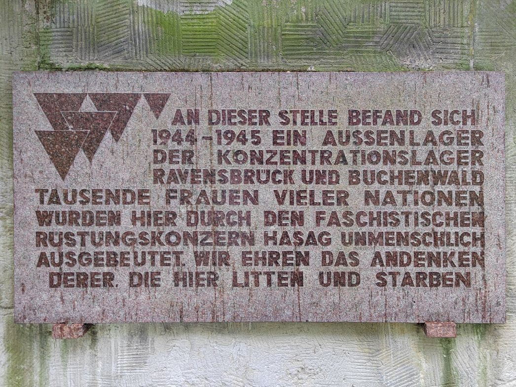 Gedenkstele in der Permoserstraße, 2022. Foto: Gwendoline Cicottini