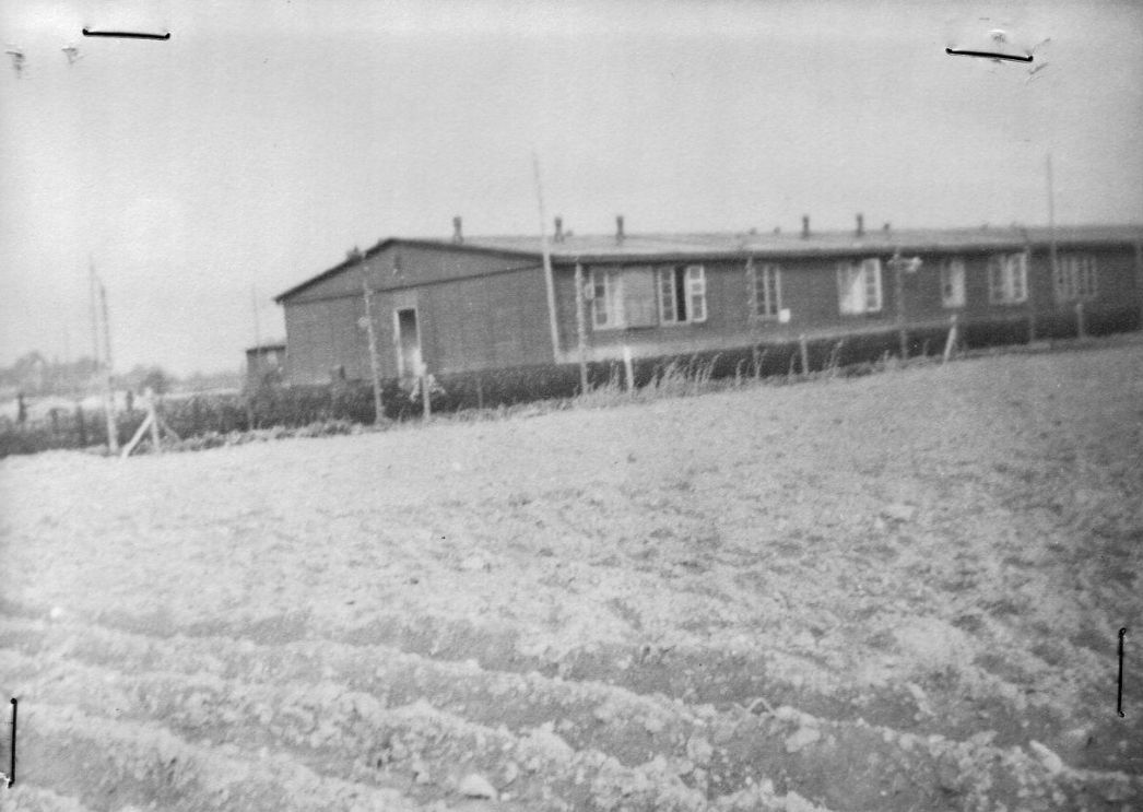 Eine der Baracken des Lagers in Leipzig-Abtnaundorf nach der Befreiung, um den 20. April 1945.