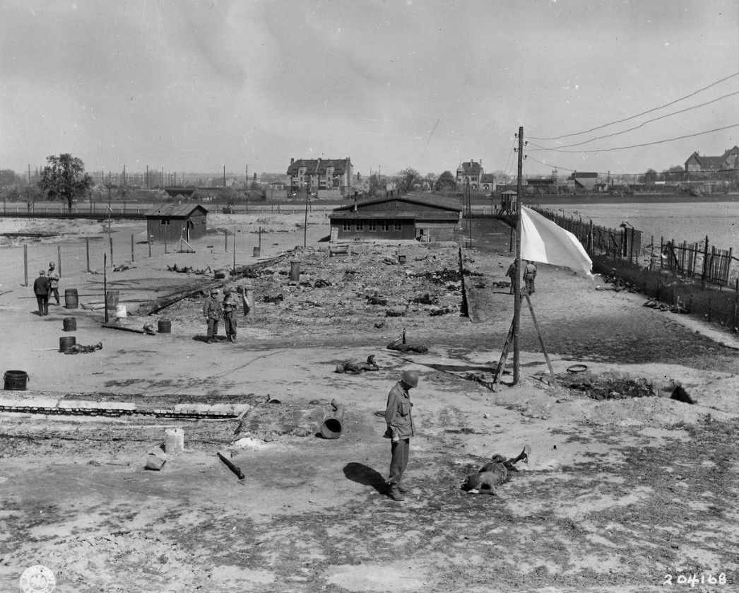 Amerikanische Soldaten vor den Überresten der heruntergebrannten Baracke in Abtnaundorf, 20. April 1945. Foto: Charles B. Sellers (U.S. Army Signal Corps) 