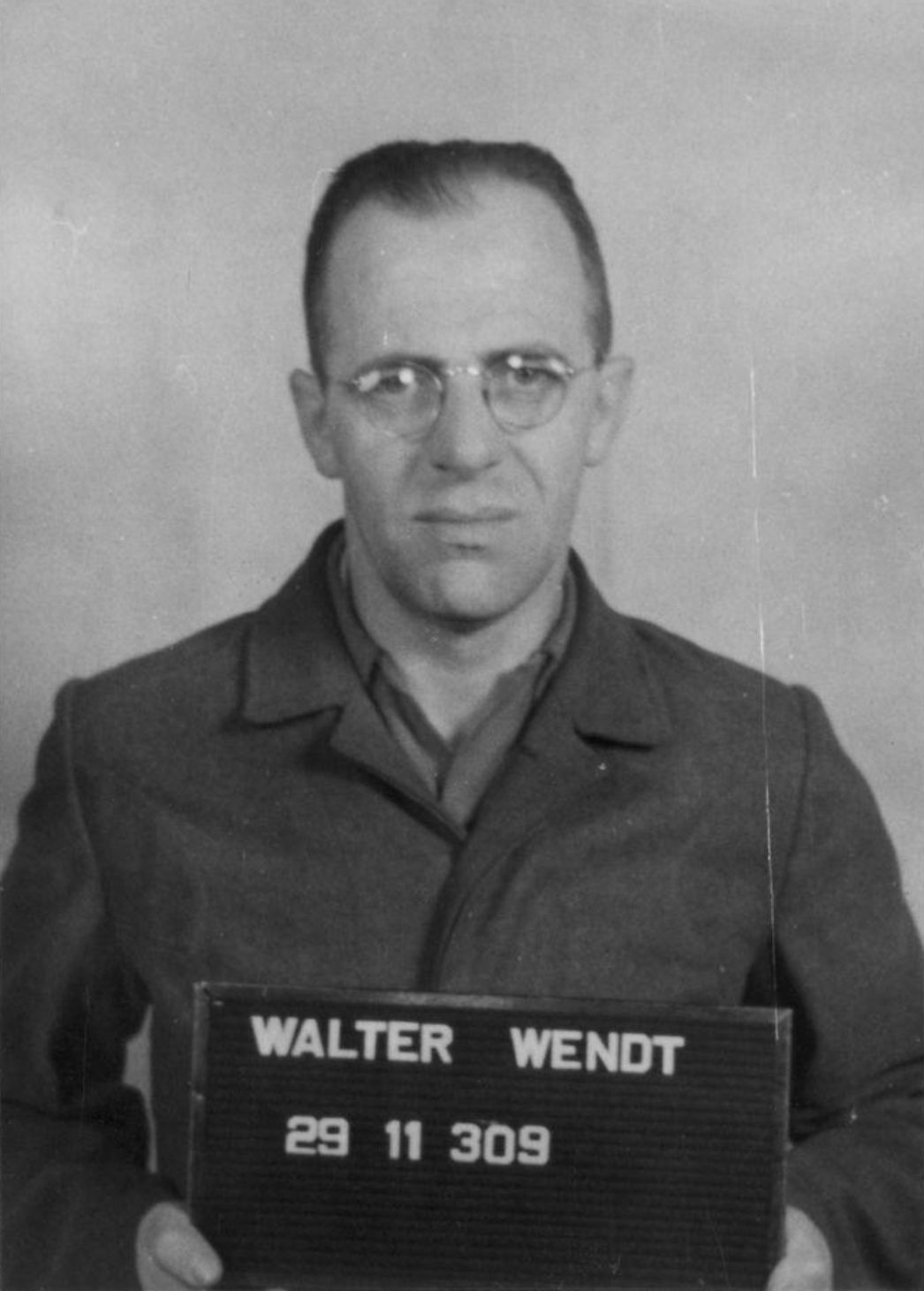 Der ehemalige Personalchef der Erla GmbH Walter Wendt als Angeklagter im Buchenwald-Prozess in Dachau, 1947. Seine 15-jährige Haftstrafe wurde später auf fünf Jahre reduziert.