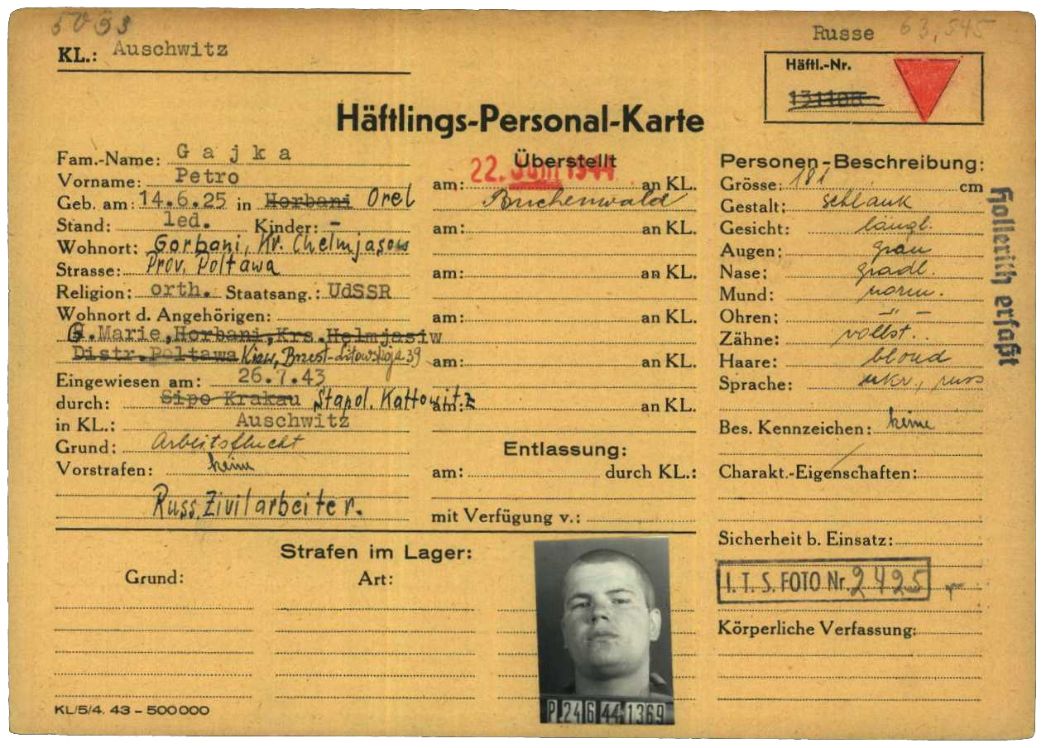 Häftlingspersonalkarte des KZ Auschwitz für Petro Gajka, 1943. Mit 18 Jahren wurde der gelernte Schlosser aus der Ukraine in das KZ Auschwitz eingewiesen und im Juni 1944 nach Buchenwald überstellt. Über das Außenlager Schönebeck kam er Anfang März 1945 nach Leopoldshall. Ob er den Todesmarsch aus dem Lager überlebte, ist nicht bekannt.