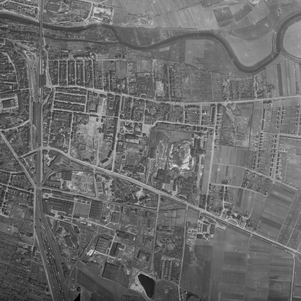 Südöstlicher Stadtteil Leopoldshall der Stadt Staßfurt. Vergrößerter Ausschnitt der Aufnahme der alliierten Luftaufklärung vom 10. April 1945. Im unteren Bildbereich befand sich das Werksgelände des Zweigwerkes der Junkers-Werke mit dem erkennbaren Gleisanschluss unten links. Wo genau die KZ-Häftlinge des Außenlagers Leopoldshall auf dem Gelände untergebracht waren, ist nicht bekannt.