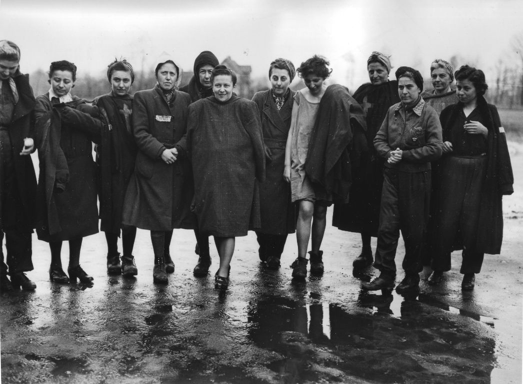 Befreite Frauen aus dem Außenlager Lippstadt in Kaunitz, April 1945