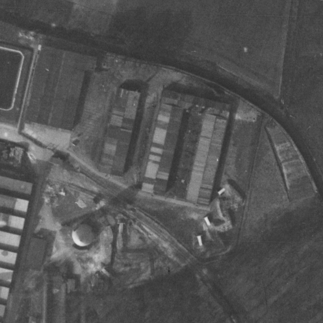 Das ehemalige Häftlingslager auf dem Werksgelände der Eisen- und Metallwerke GmbH Lippstadt. Aufnahme der alliierten Luftaufklärung, 25. März 1945.
