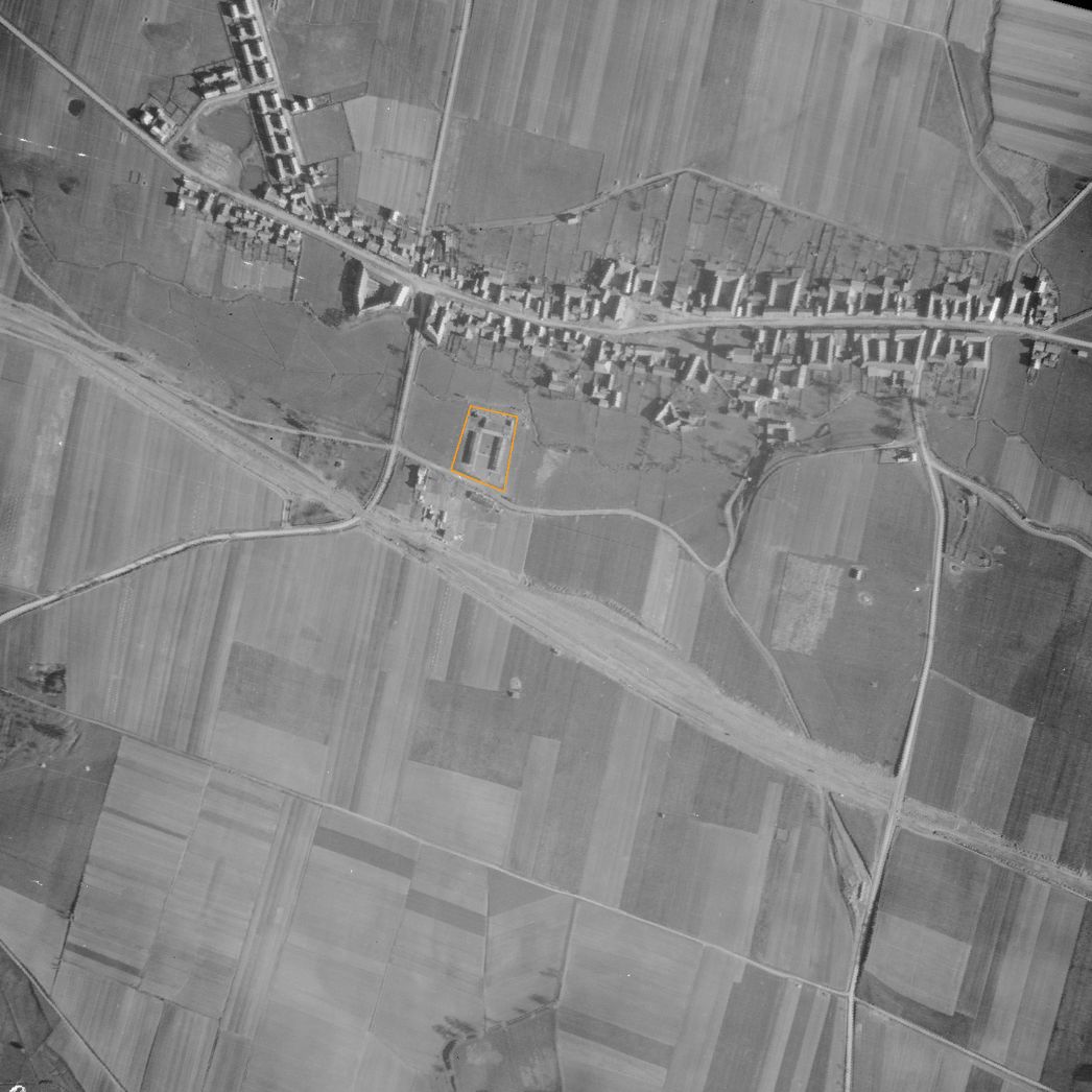 Das Dorf Mackenrode. Aufnahme der alliierten Luftaufklärung, 8. April 1945. Markiert ist das Lagerareal südlich des Dorfes.