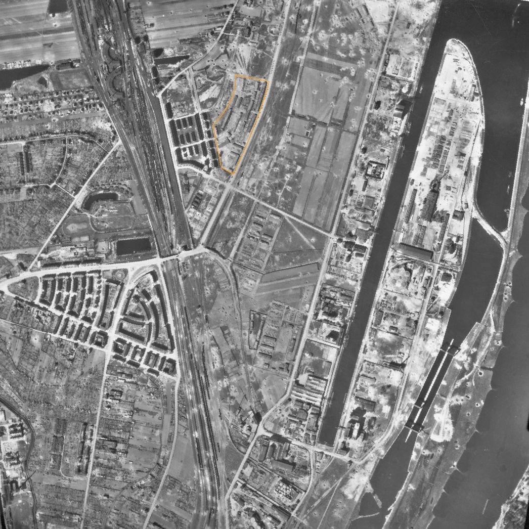 Der Magdeburger Stadtteil Rothensee. Aufnahme der alliierten Luftaufklärung, 8. April 1945. Markiert ist das Areal des KZ-Außenlagers.