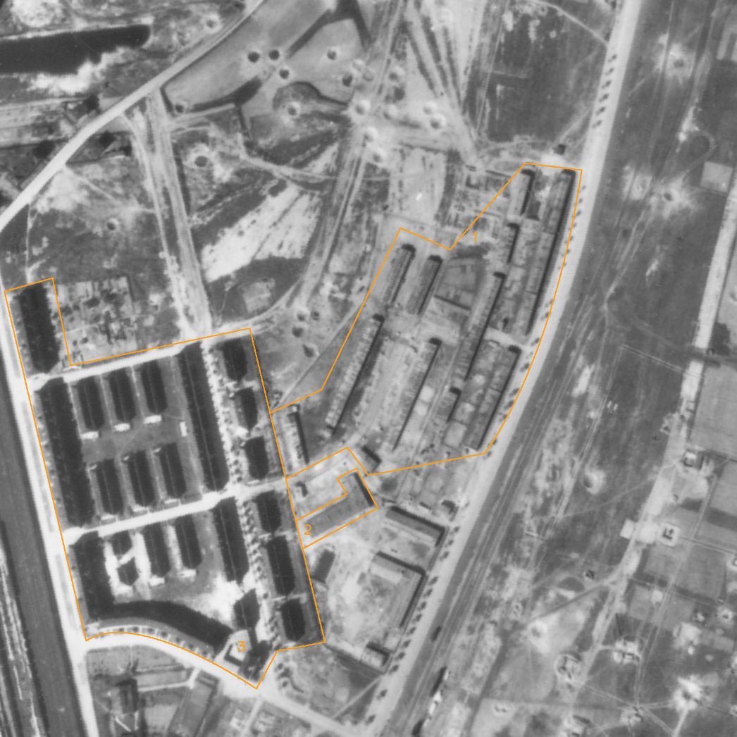 Vergrößerter Ausschnitt der Aufnahme der alliierten Luftaufklärung vom 8. April 1945. Zu sehen ist das Lagerareal, wo die Häftlinge bis Februar 1945 untergebracht waren (1), die Unterkunft der Wachmannschaft (2) und die benachbarte Wohnsiedlung (3).