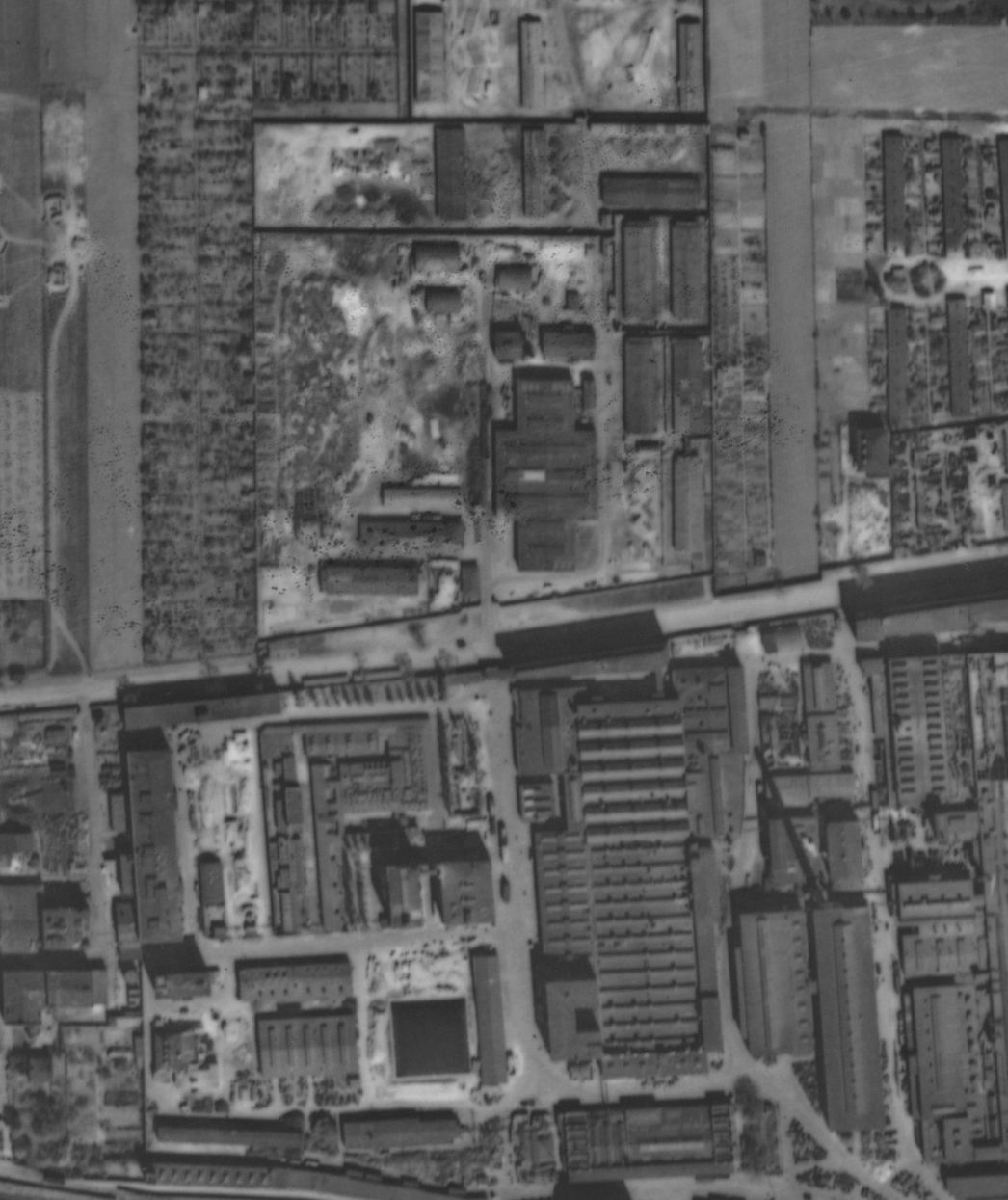 Vergrößerter Ausschnitt der Aufnahme der alliierten Luftaufklärung vom 11. April 1945. Zu sehen ist das Poltewerk unten mit dem gegenüberliegenden Lagergelände.