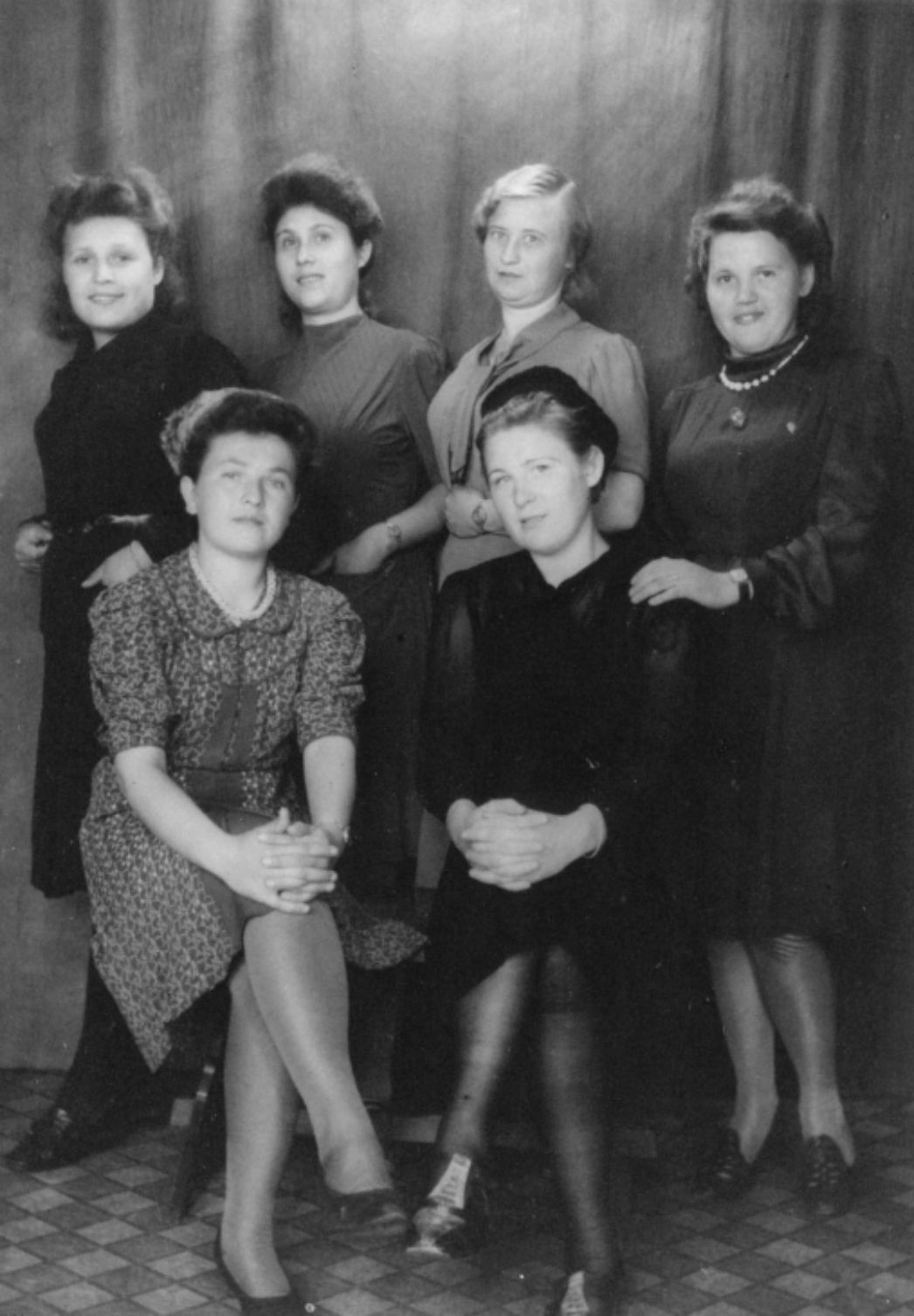 Tatjana Anpilova (obere Reihe, zweite von links) mit anderen Displaced Persons nach ihrer Befreiung in Deutschland, 1945