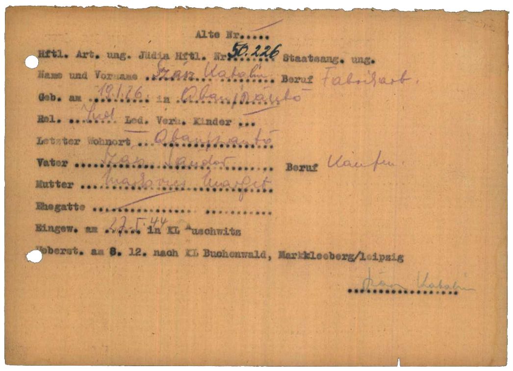 Häftlingspersonalbogen des KZ Buchenwald für die 14-jährige Katalin Szász aus Ungarn, 1944. Aufgeführt sind unter anderem ihre Deportation nach Auschwitz Ende Mai 1944 und die Überstellung nach Markkleeberg im Dezember 1944. Um die Selektion in Auschwitz zu überleben, hatte sie sich vier Jahre älter gemacht. Als Geburtsjahr wurde deshalb 1926 und nicht 1930 notiert.