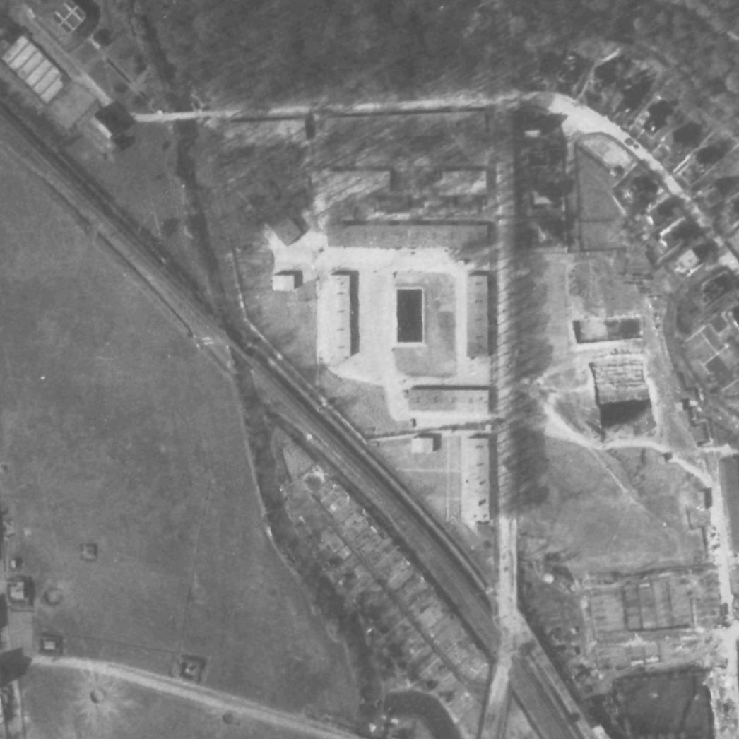 Das Barackenlager. Vergrößerter Ausschnitt der Aufnahme der alliierten Luftaufklärung, 10. April 1945. In der Mitte des Lagers befand sich ein größerer Löschteich.