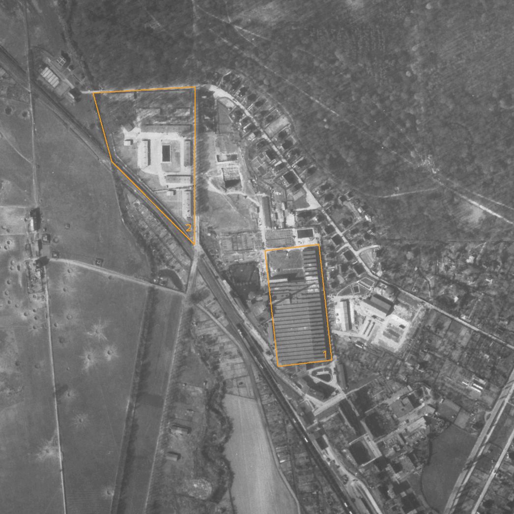 Das Werk der Junkers AG (1) in Markkleeberg-Gautzsch und das nordwestlich gelegene Barackenlager (2), in dem die KZ-Häftlinge untergebracht waren. Aufnahme der alliierten Luftaufklärung, 10. April 1945 (Ausschnitt). Östlich des Lagers und des Werks schloss sich ein Wohngebiet an.