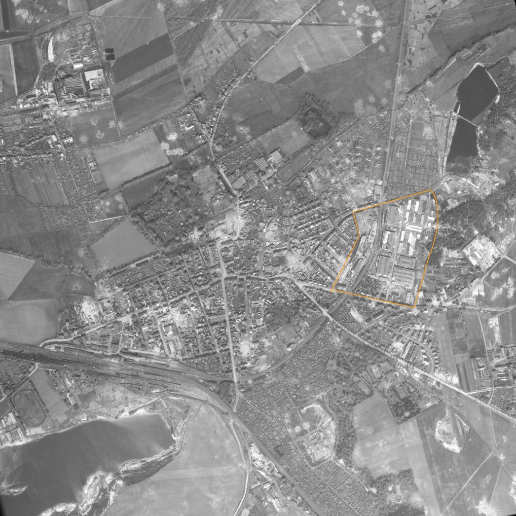 Die Stadt Meuselwitz. Aufnahme der alliierten Luftaufklärung, 18. April 1944. Markiert ist das Werksgelände der HASAG am östlichen Stadtrand mit den Baracken der beiden KZ-Außenlager.