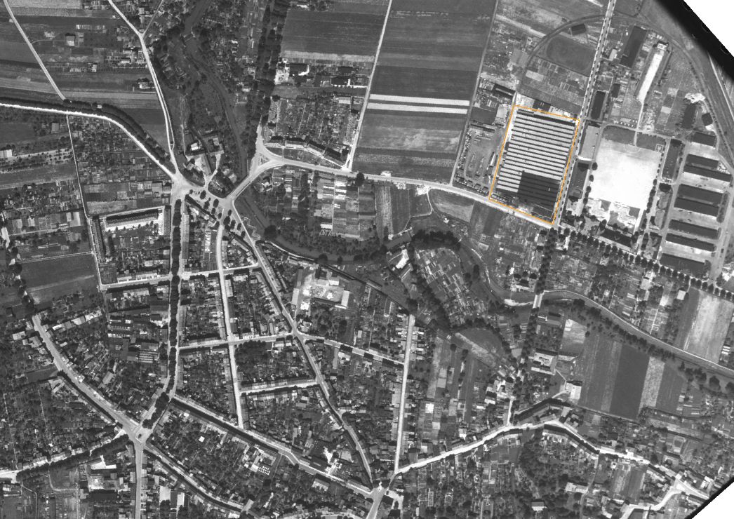 Die Stadt Mühlhausen in Thüringen. Aufnahme der alliierten Luftaufklärung, 7. August 1944. Zu sehen sind die Werkhallen der Textilfirma „Thuringia – Kammgarnspinnerei“ (markiert), wo die KZ-Häftlinge des Außenlagers Mühlhausen untergebracht waren.