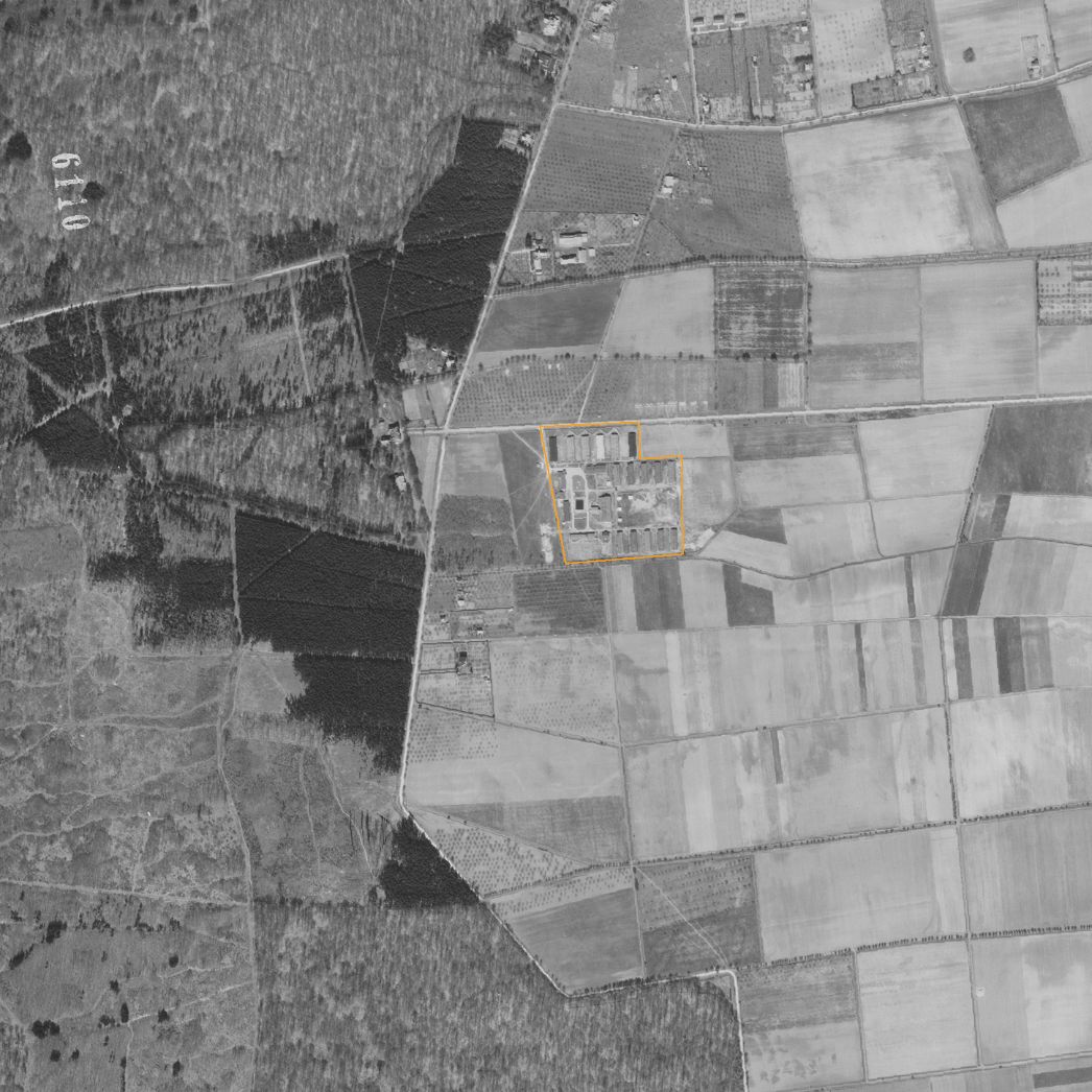 Das Gelände am Rande des Mühlhäuser Stadtwaldes. Aufnahme der alliierten Luftaufklärung, 8. April 1945. Markiert ist das „B-Lager“, in dem die weiblichen Häftlinge untergebracht waren.