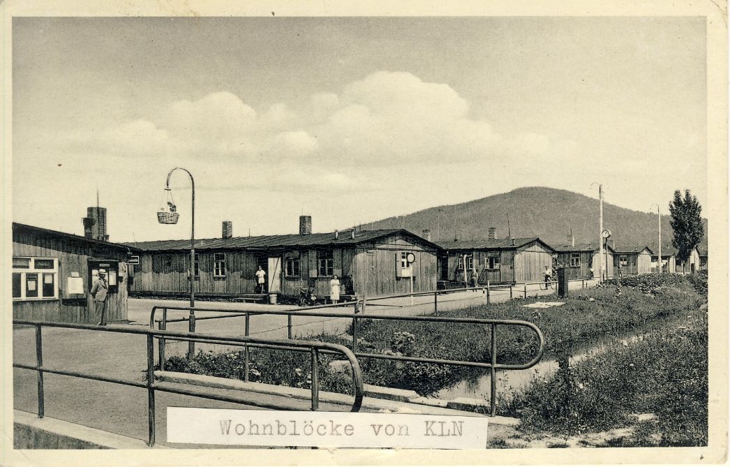 Das ehemalige Lagerareal, nach 1945. Zum Zeitpunkt der Aufnahme diente das Gelände zur Unterbringung von Flüchtlingen.