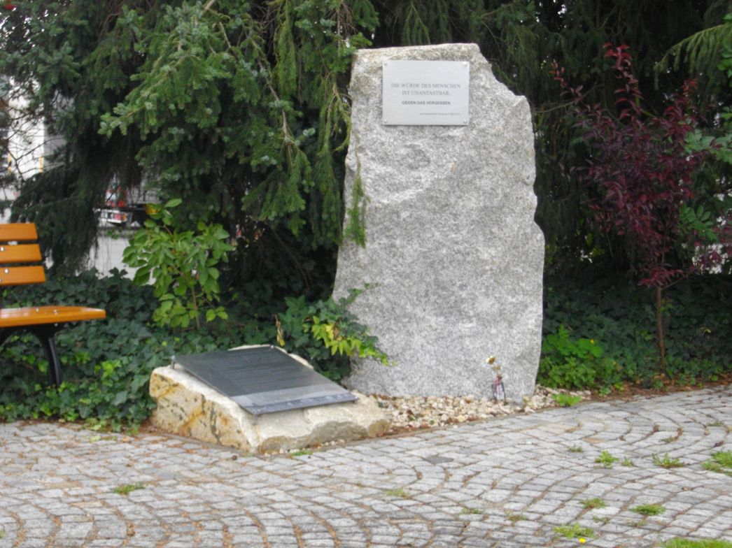 Mahnmal am Eingang des ehemaligen Lagerareals, ohne Datum