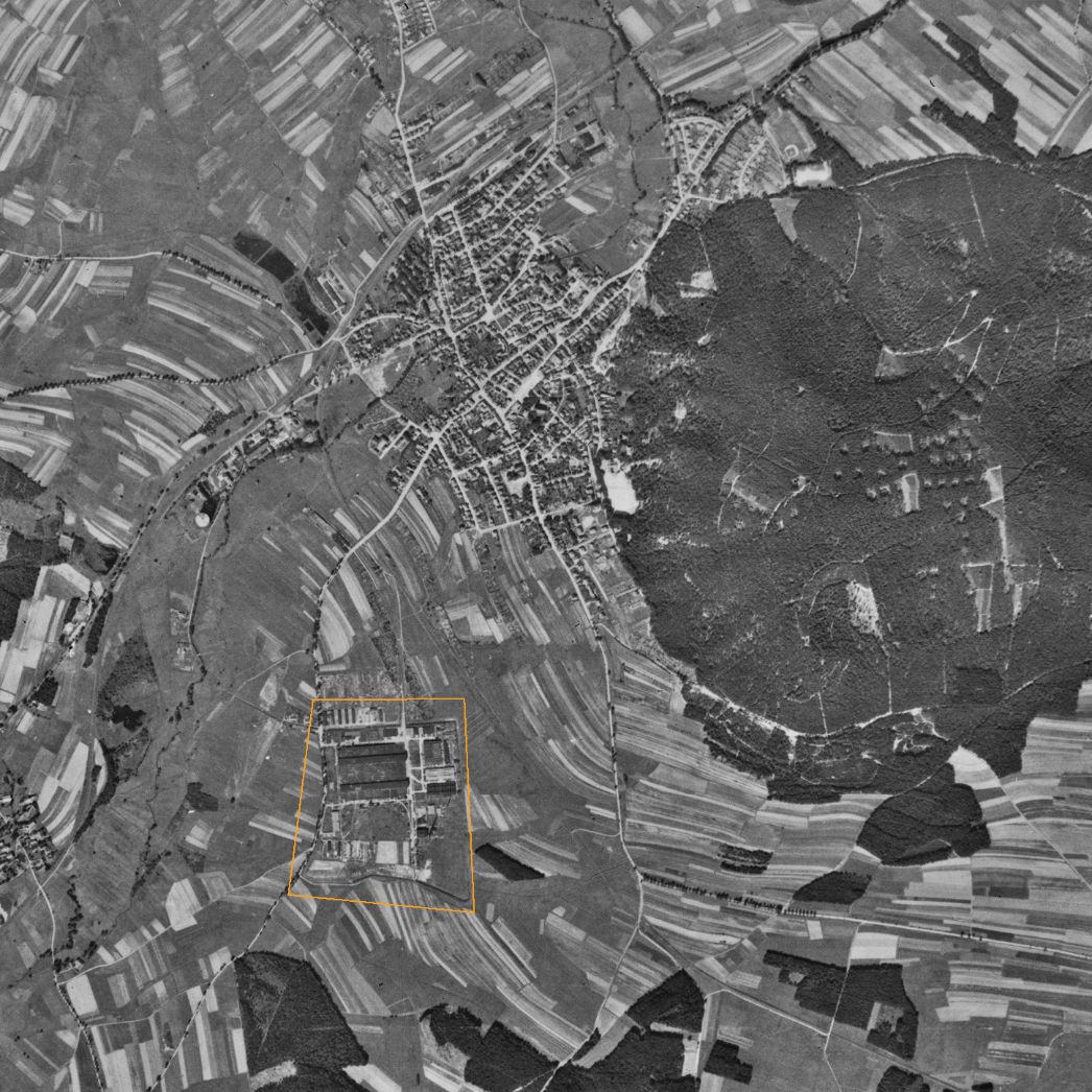 Neustadt bei Coburg. Vergrößerter Ausschnitt einer Aufnahme der alliierten Luftaufklärung vom 22. Juli 1945. Markiert sind das Lagerareal und das Werksgelände der KALAG südlich des Stadtzentrums.