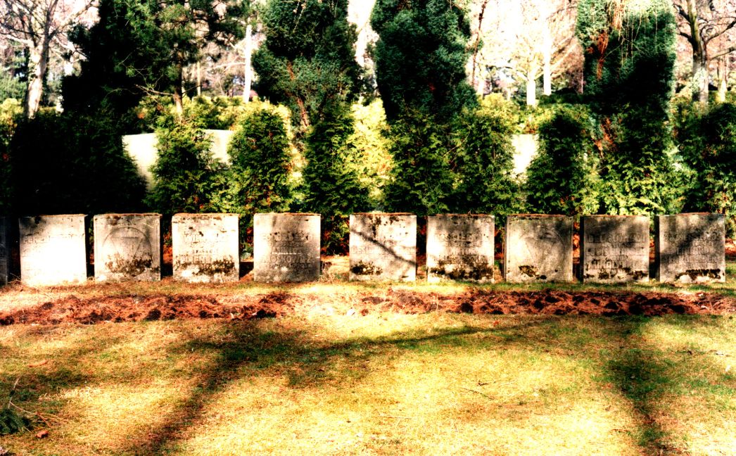 Gedenksteine auf dem Neuen Friedhof in Mühlhausen, 2023. Foto: Wolfgang Große