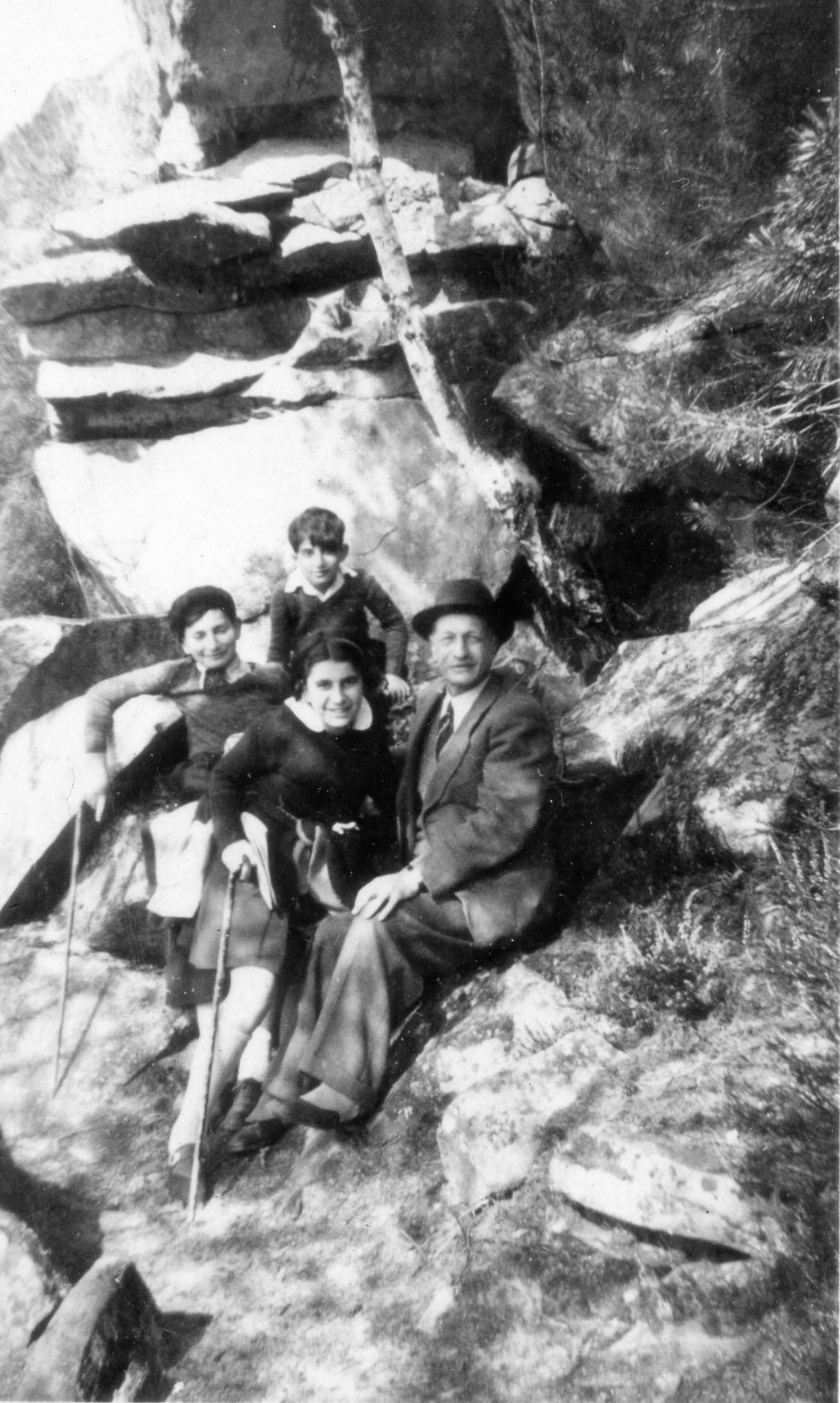 Bertrand Herz (Mitte) mit seinem Bruder Jean-Claude (1926-2016), seiner Schwester Françoise (1924-2014) und seinem Vater Willy (1883-1945), um 1938