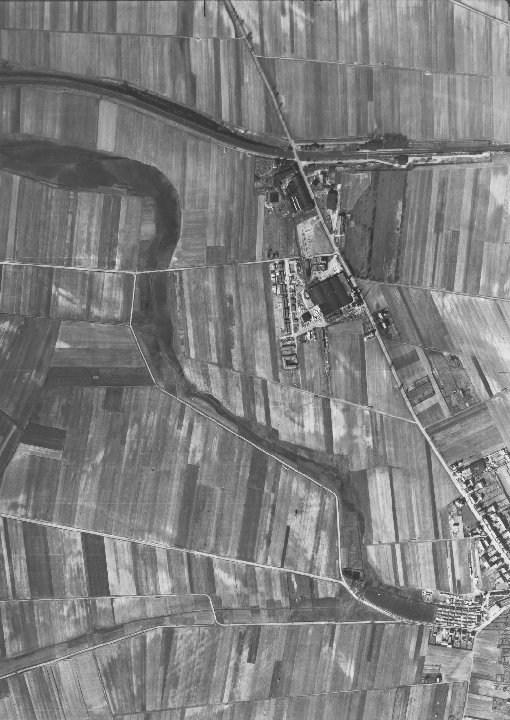 Das Lager- und Werksareal in Niederorschel. Aufnahme der alliierten Luftaufklärung, 22. März 1945. (Ausschnitt)