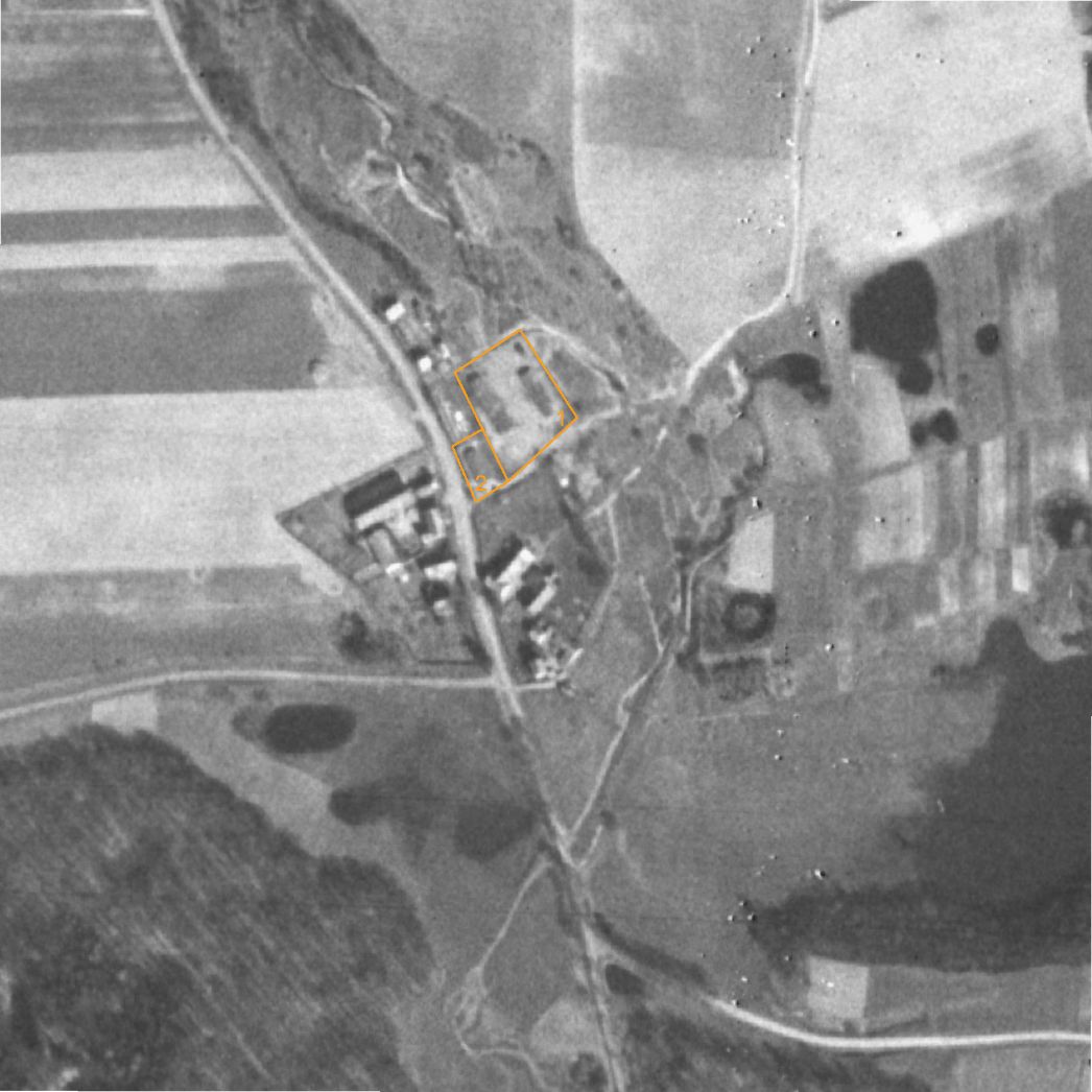 Das Dorf Nüxei. Vergrößerter Ausschnitt einer Aufnahme der alliierten Luftaufklärung, 25. März 1945. Markiert sind das Außenlager (1) und die benachbarte Unterkunft der Wachmannschaft (2)