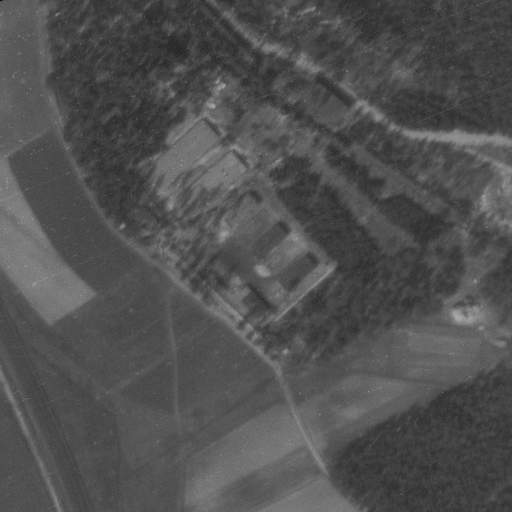 Vergrößerter Ausschnitt der Aufnahme der alliierten Luftaufklärung vom 10. April 1945. Zu sehen ist das Barackenlager.