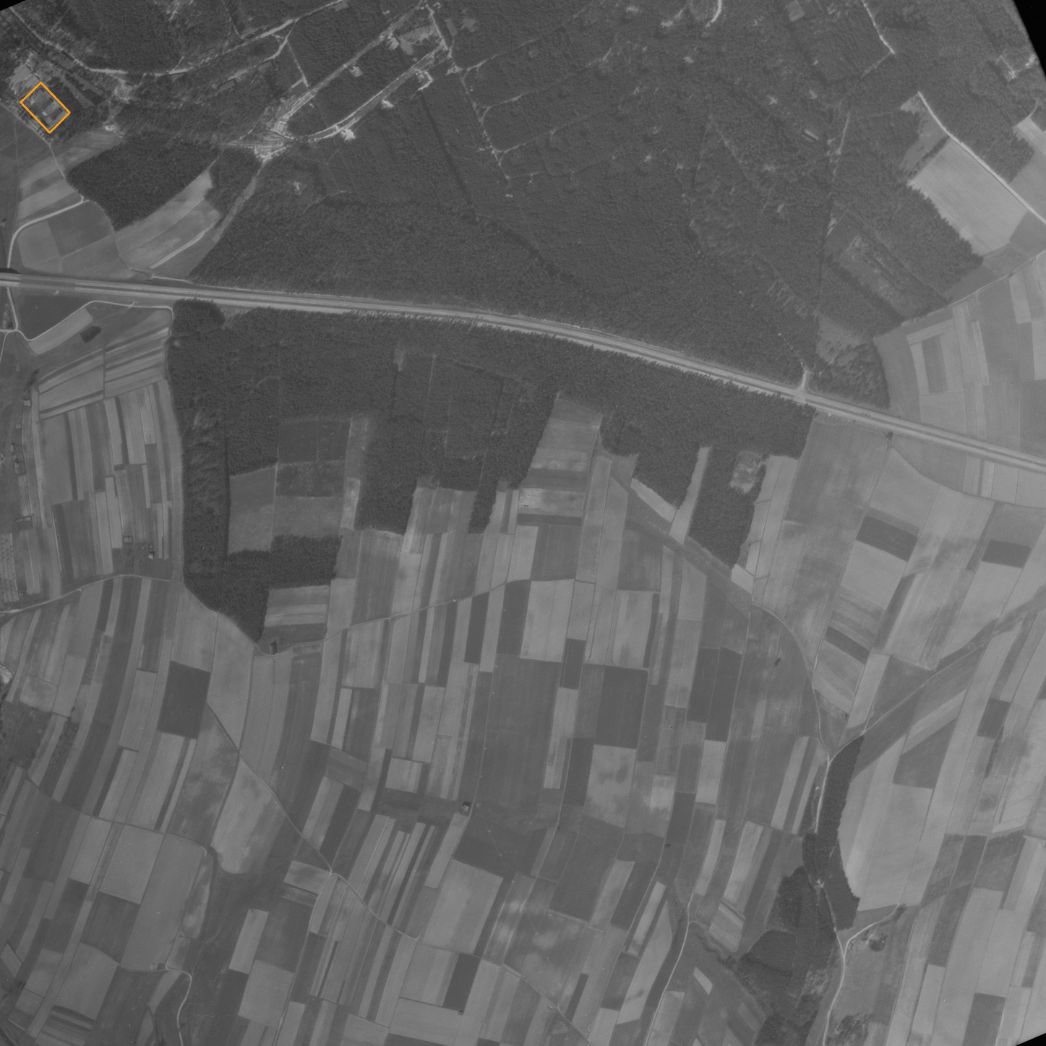 Ein Teil der Luftwaffenmunitionsanstalt nördlich von Oberndorf mit Barackenlager (markiert). Das Areal befand sich oberhalb der Reichsautobahn Eisenach-Dresden (heute A 4). Aufnahme der alliierten Luftaufklärung, 10. April 1945. (Ausschnitt)