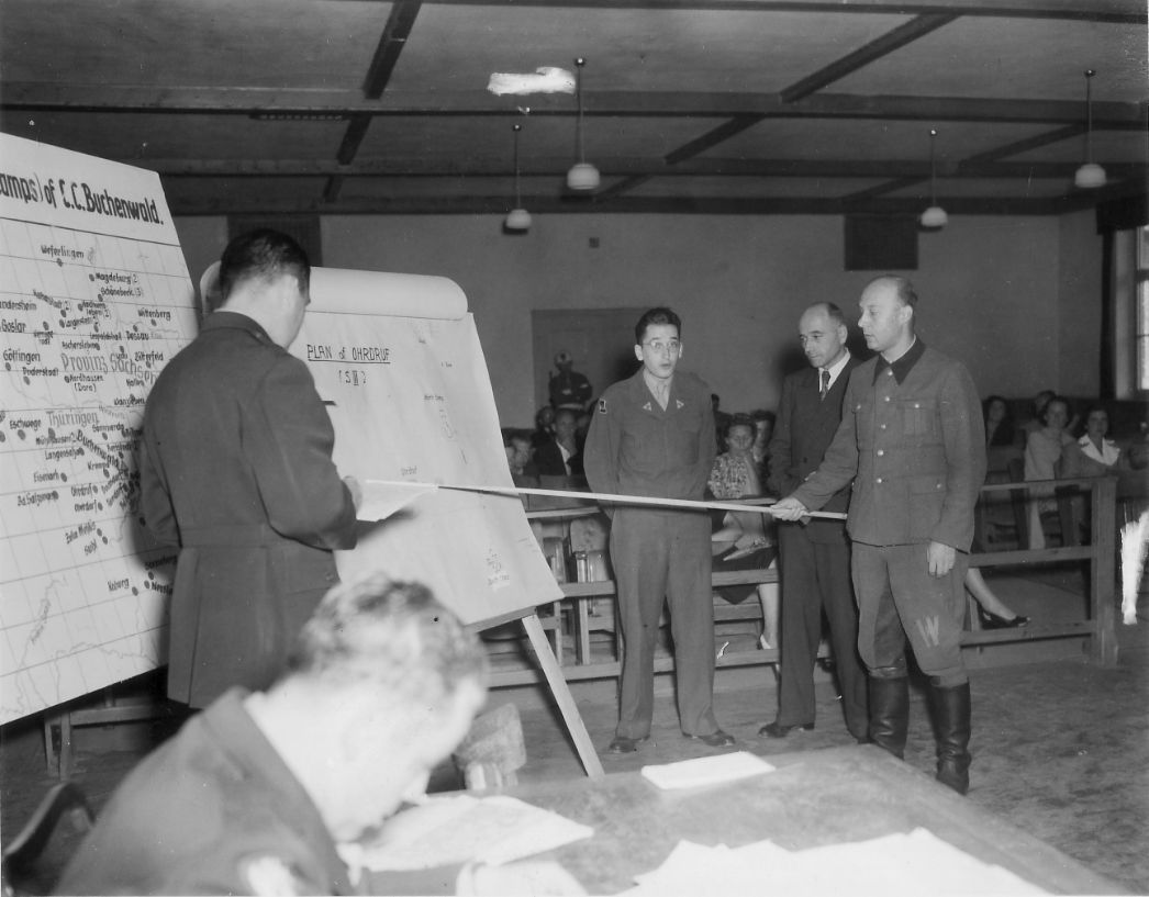 Werner Greunuss (rechts) erläutert im Prozess in Dachau eine Karte des Lagerkomplexes „S III“, 5. August 1947. Foto: Dean L. Dennis (U.S. Army Signal Corps)
