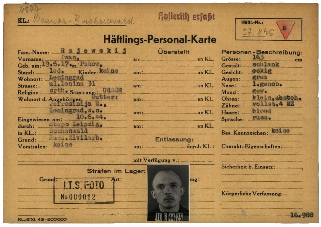 Häftlingspersonalkarte des KZ Buchenwald für Iwan Rajewskij, 1944. Die Gestapo Leipzig wies den Arzt aus Leningrad (heute Sankt Petersburg) im Juni 1944 in das KZ Buchenwald ein. Anfang November 1944 zählte er zu den ersten Häftlingen in Ohrdruf. Der 27-Jährige war einer von später über 20 Häftlingsärzten im Lagerkomplex „S III“. Was aus ihm wurde, ist nicht bekannt.