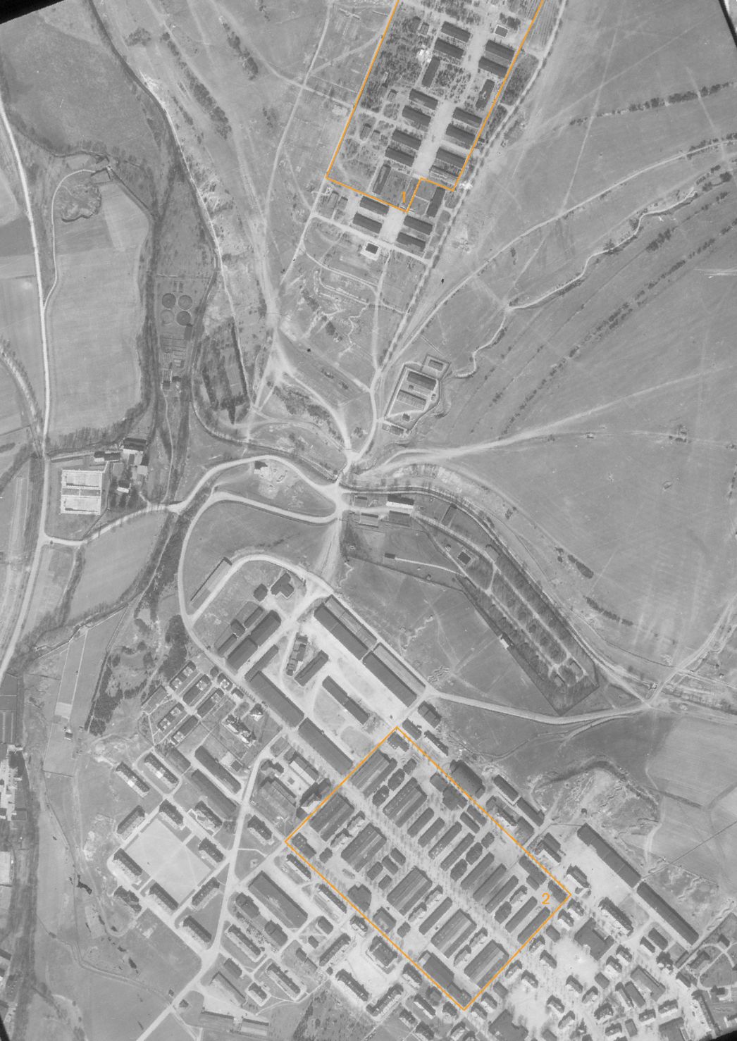 Der Truppenübungsplatz Ohrdruf. Aufnahme der alliierten Luftaufklärung, 24. März 1945 (Ausschnitt). Markiert sind die Bereiche, in denen KZ-Häftlinge untergebracht waren: das Nordlager (1) und der Bereich des Südlagers (2). Letzteres wurde jedoch vermutlich ab März 1945 nicht mehr für die Unterbringung von Häftlingen genutzt.