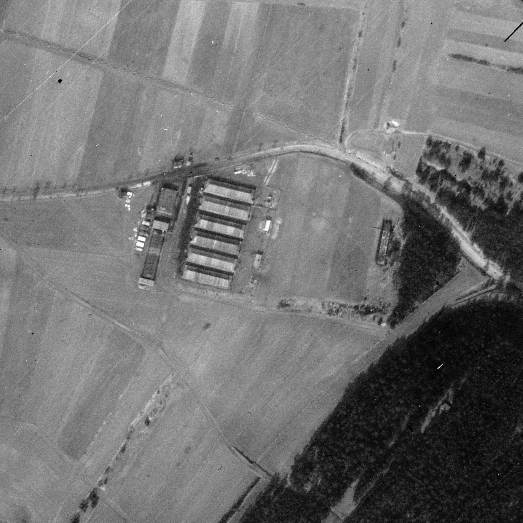 Das Teillager Espenfeld des Lagerkomplexes „S III“, wo Häftlinge ab Februar 1945 in sechs großen Zelten untergebracht waren. Aufnahme der alliierten Luftaufklärung, 14. März 1945 (Ausschnitt)