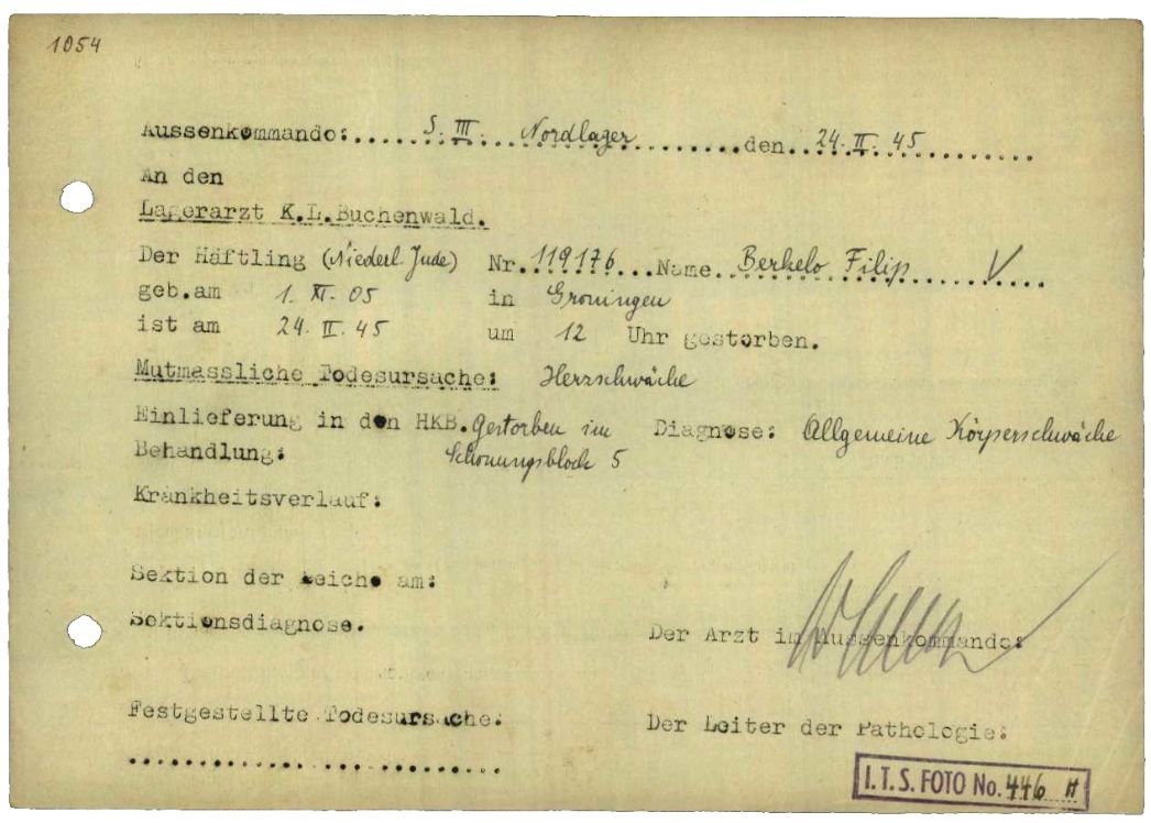 Totenschein für den jüdischen Häftling Philippus (hier fälschlich Filip) Berkelo aus Groningen in den Niederlanden, 24. Februar 1945. Der 39-jährige Pianist war am selben Tag in einem sogenannten Schonungsblock im Nordlager an Erschöpfung gestorben. Die SS hatte seine Frau, seinen achtjährigen Sohn und seine Eltern 1942 in Auschwitz-Birkenau ermordet.