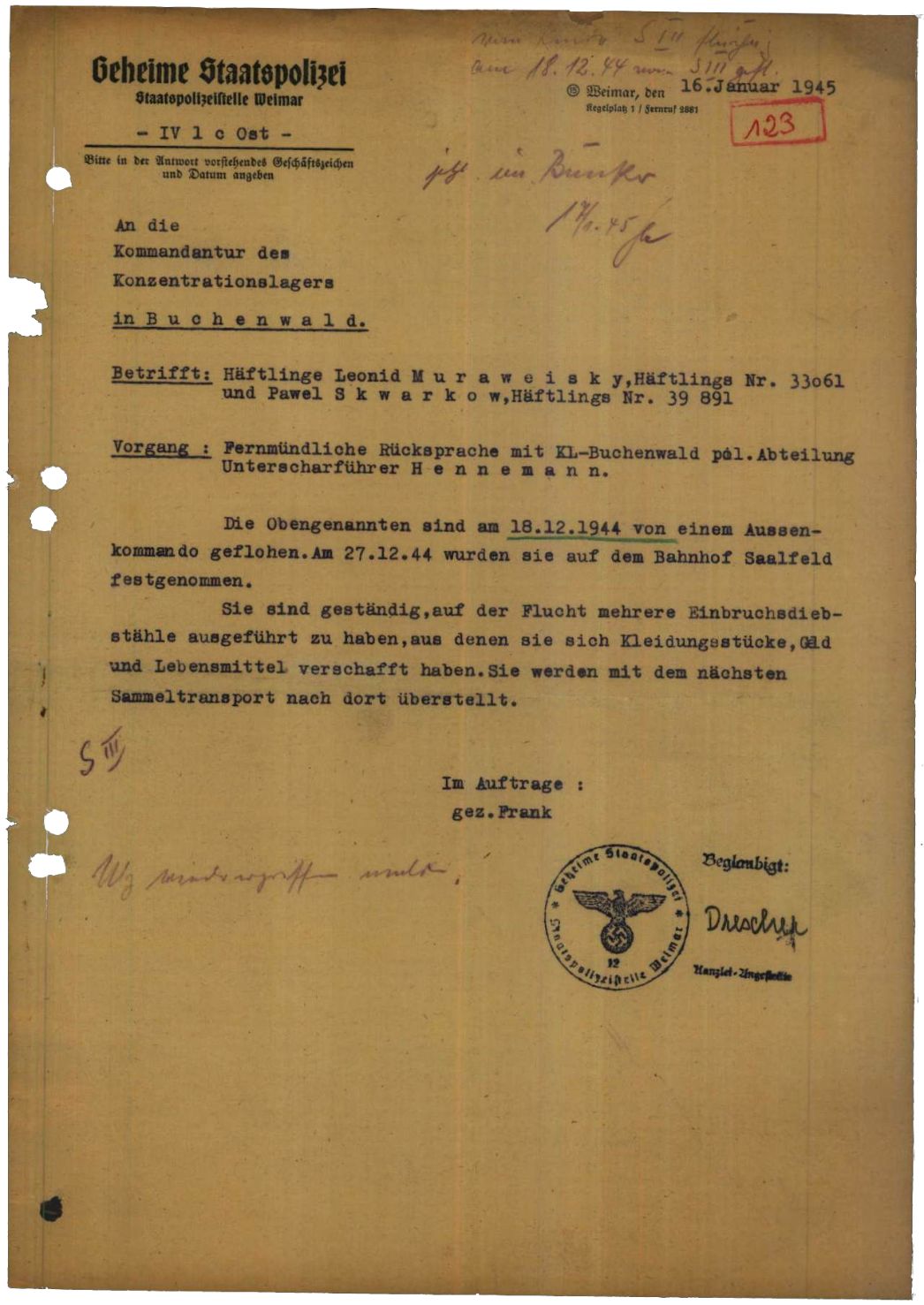 Bericht der Gestapo Weimar an die Lagerkommandantur Buchenwald über die Wiederergreifung zweier aus „S III“ geflohener Häftlinge, 16. Januar 1945. Leonid Murawejskij, 24 Jahre, aus Stawropol in Russland und Pawel Skarkow, 21 Jahre, aus Gomel im heutigen Belarus wurden nach einer mehrtägigen Flucht im Bahnhof in Saalfeld festgenommen. Um zu überleben, hatten sie Kleidung und Lebensmittel entwendet. Sie kamen nach Buchenwald. Am 12. März 1945 richtete die SS sie hin.