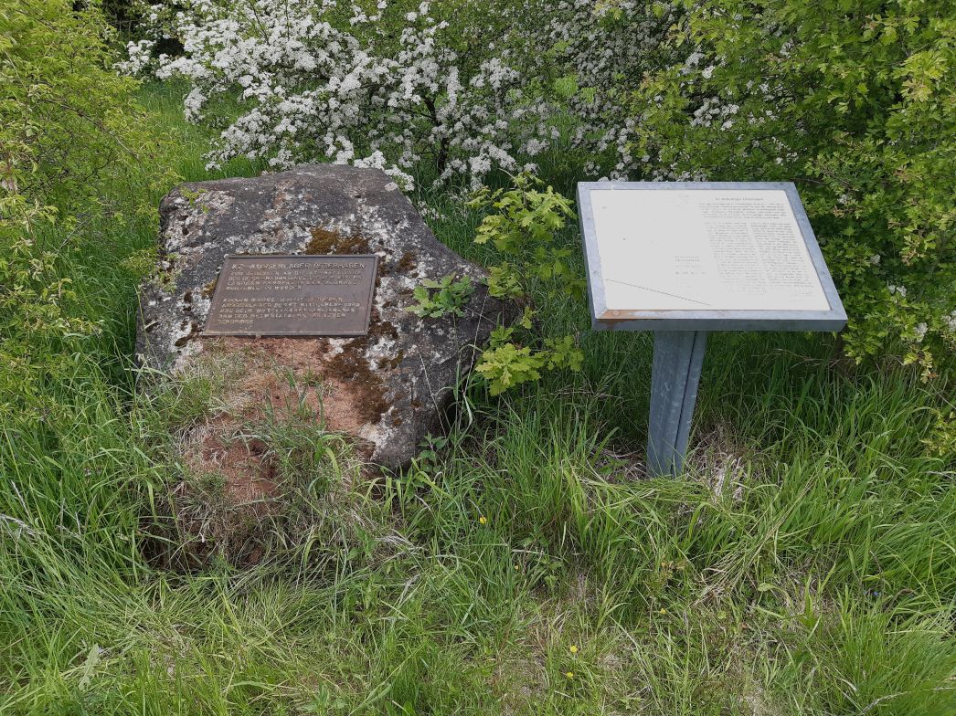 Gedenkstein und Informationstafel in Osterhagen, 2025. Foto: Ingrid Günther
