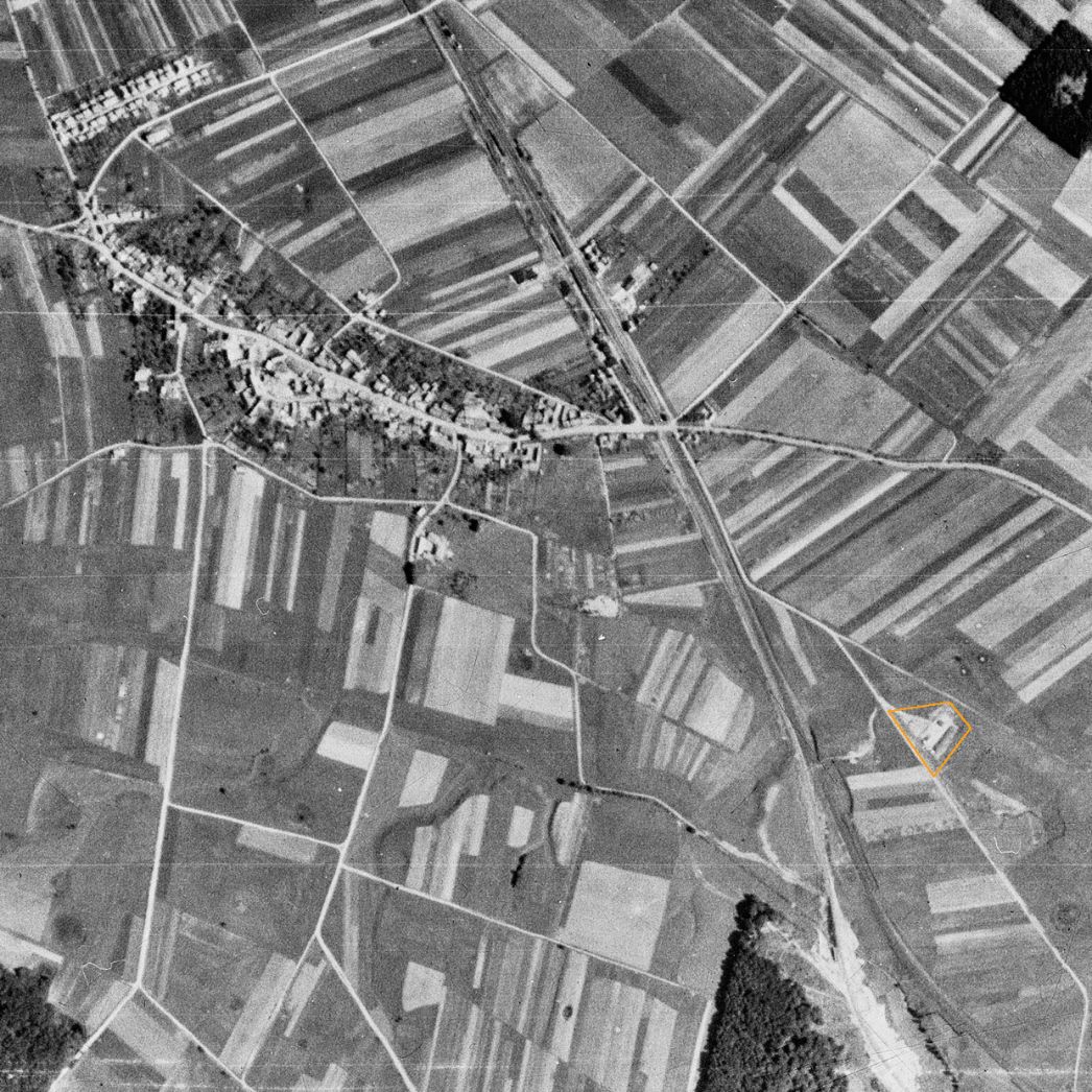 Die Ortschaft Osterhagen. Aufnahme der alliierten Luftaufklärung, 22. Juli 1945 (Ausschnitt). Markiert ist das Gelände des ehemaligen Außenlagers außerhalb des Ortes.