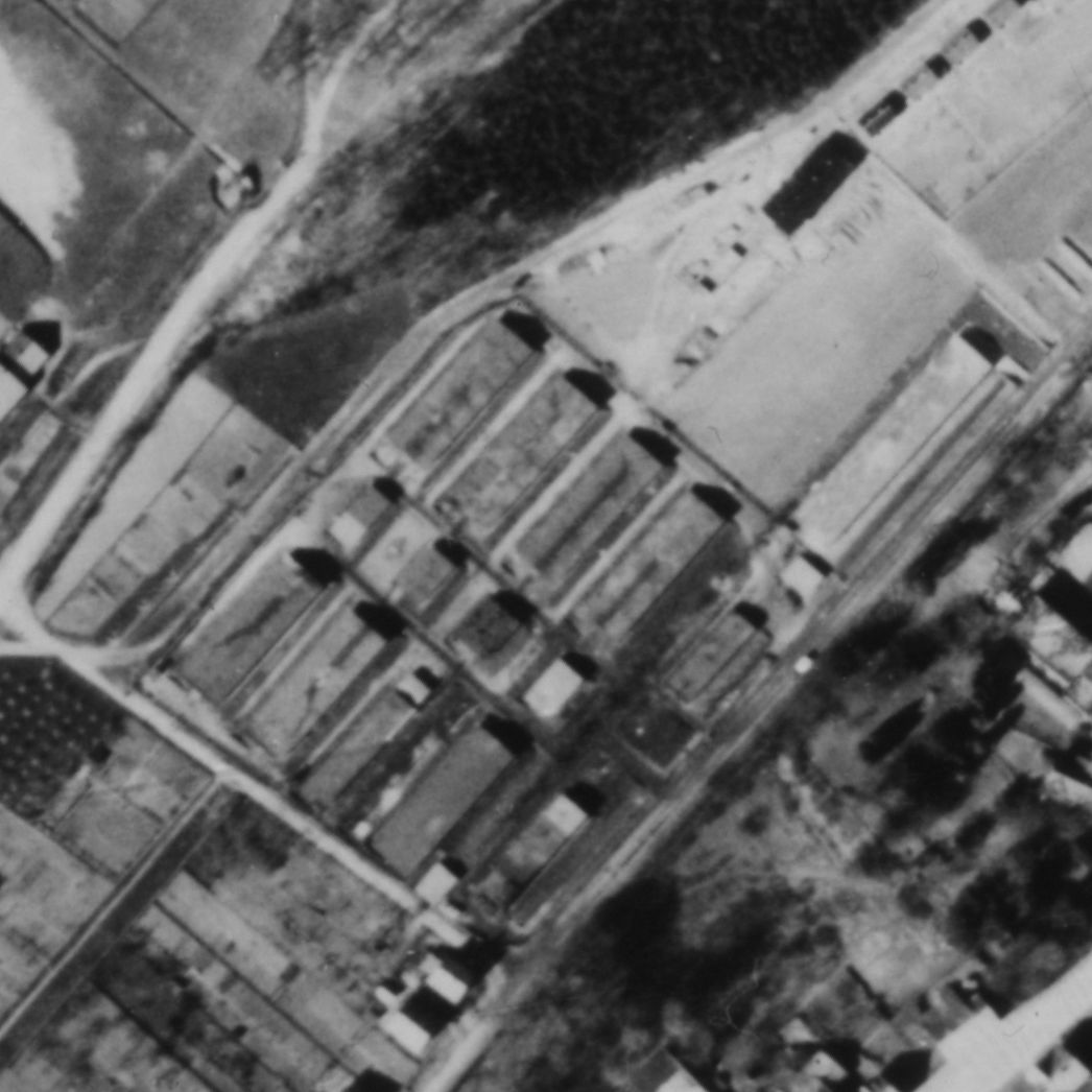 Das Barackenlager („Lager West“), in dem unter anderem auch die KZ-Häftlinge untergebracht waren. Vergrößerter Ausschnitt der Aufnahme der alliierten Luftaufklärung vom 8. April 1945.