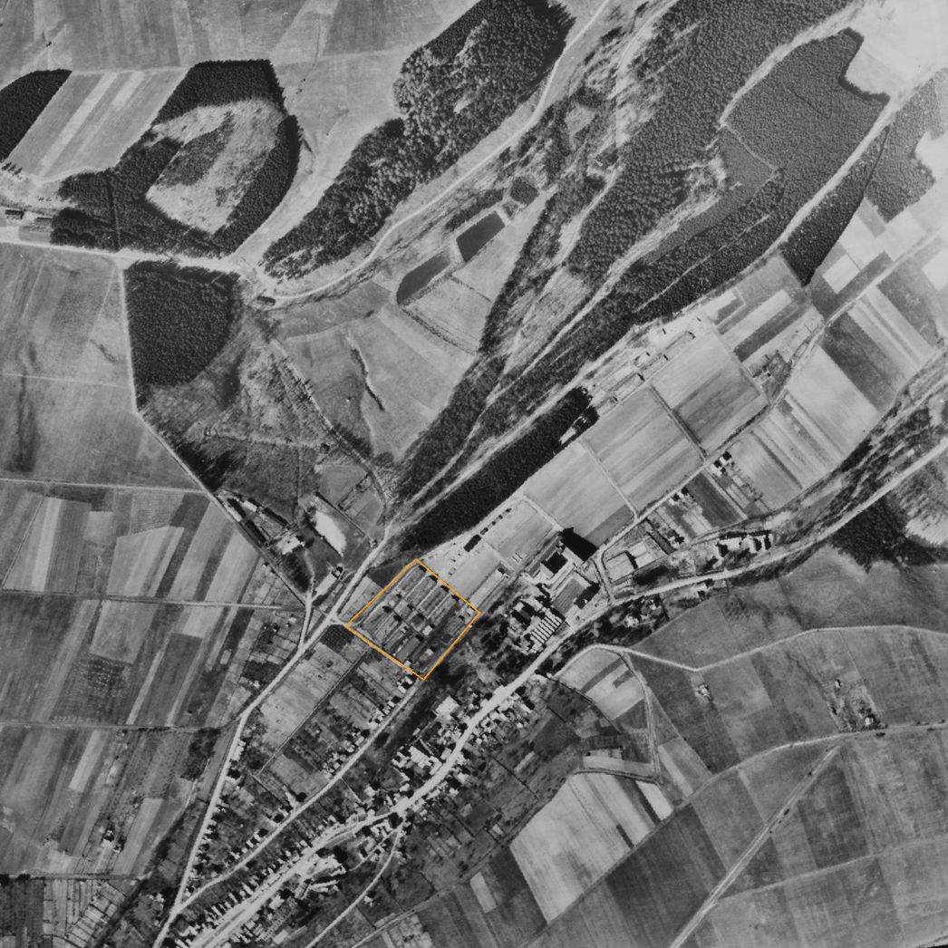 Die Stadt Osterode am Harz, Stadtteil Freiheit. Aufnahme der alliierten Luftaufklärung, 8. April 1945 (Ausschnitt). Markiert ist das Lagerareal der Heber Maschinen- und Apparatefabrik (HEMAF).