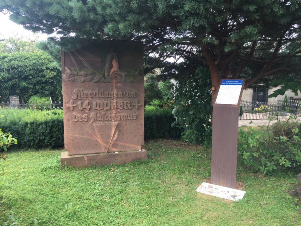 Gedenkstein am Friedhof Langenleuba-Oberhain, 2021