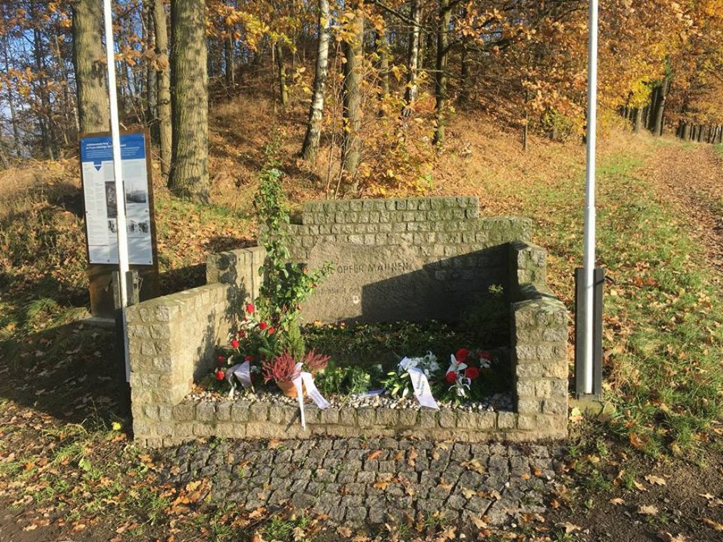 Gedenkstein von 1967 und Infotafel am ehemaligen Lagerstandort, 2020