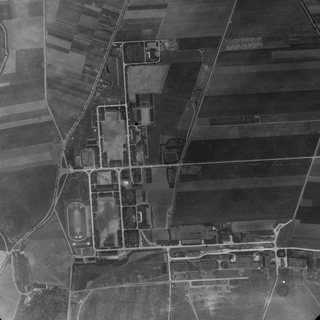 Das Gelände des Fliegerhorstes in Quedlinburg-Quarmbeck. Vergrößerter Ausschnitt einer Aufnahme der alliierten Luftaufklärung vom 7. Juli 1944. Die KZ-Häftlinge waren auf dem Gelände des Fliegerhorstes untergebracht, wo genau, ist jedoch nicht bekannt.